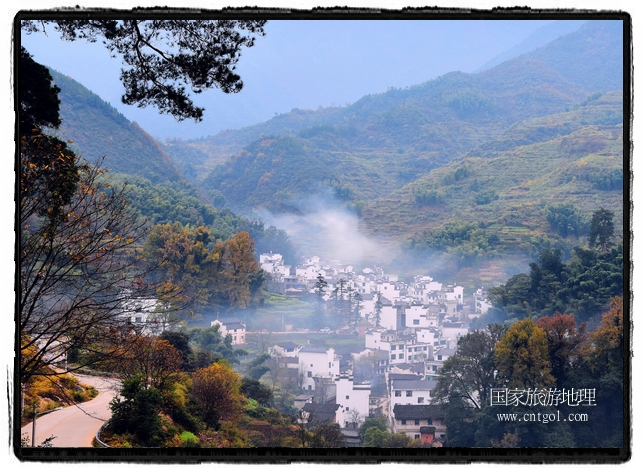 12月5日,江西省婺源县江湾镇晓鳙村多彩景色。