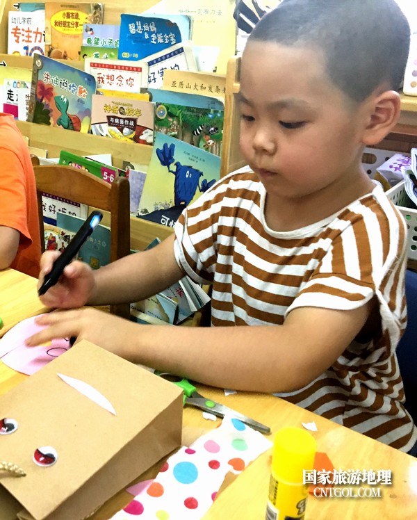 朝晖新村五区幼儿园结合园所手工智造特色，师生开展了“最美童年，遇见最好的你”教师节主题活动。
