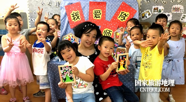 朝晖新村五区幼儿园结合园所手工智造特色，师生开展了“最美童年，遇见最好的你”教师节主题活动。