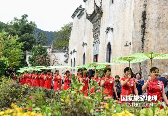 120名旗袍佳丽在篁岭古村走秀。