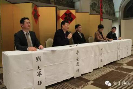 陕西省文化厅副厅长、陕西团团长李全虎（左二）作动员讲话
