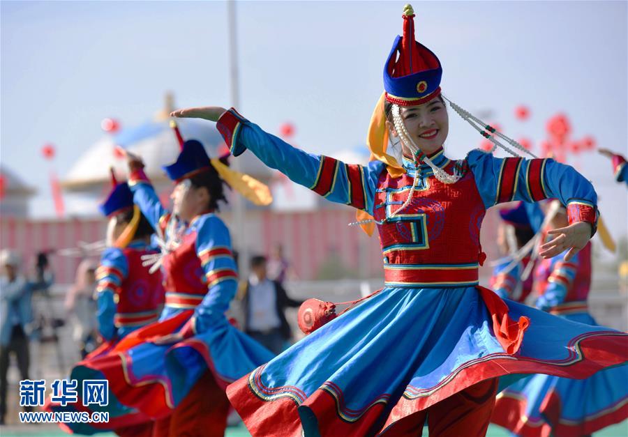 内蒙古阿拉善举办草原那达慕