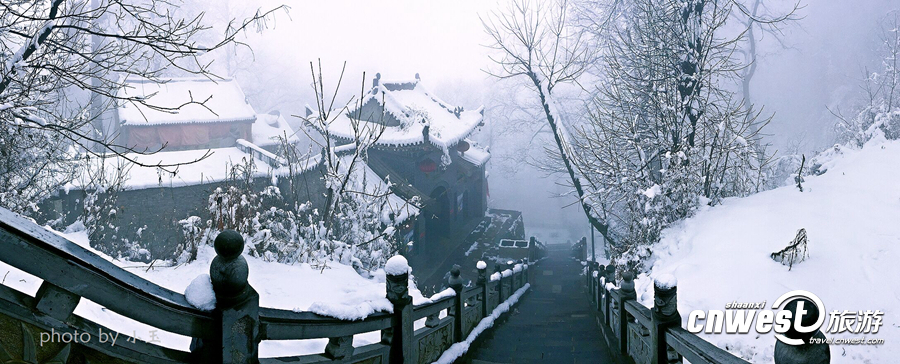 终南山南五台紫竹林在瑞雪中举行观音诞辰法事