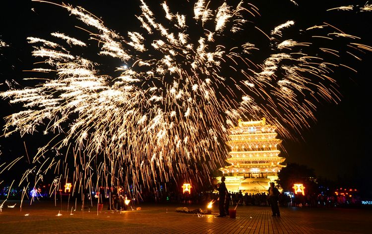 观名楼、赏灯火、品美食 ——永济鹳雀楼景区开启消夏避暑“夜游”模式