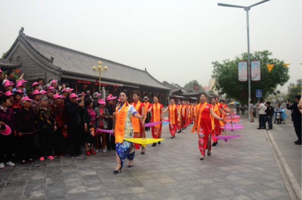 旗袍爱好者共聚大槐树 展示中国传统文化之美