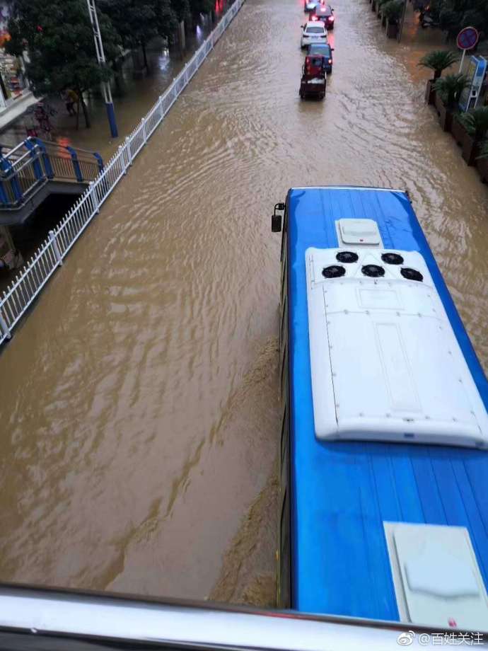 暴雨！贵州全省31个暴雨红色预警中 都匀道路积水严重
