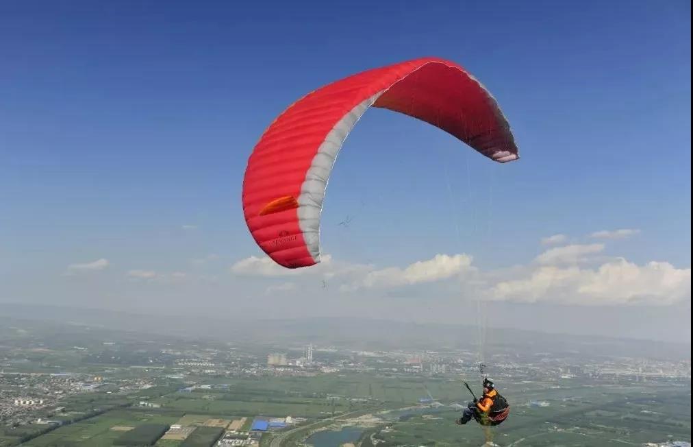 围观这个周末来太原崛围山，观战滑翔伞挥洒飞翔梦