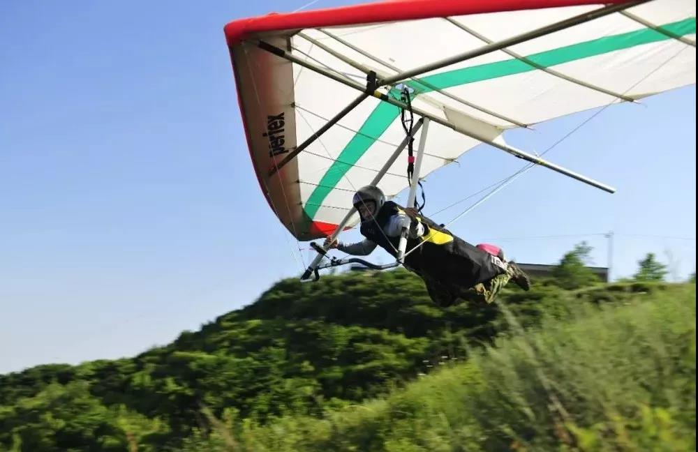 围观这个周末来太原崛围山，观战滑翔伞挥洒飞翔梦
