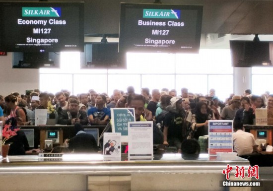 印尼龙目岛7.0级地震 大批外国游客滞留机场