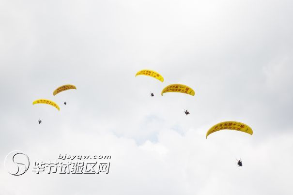 大方县崔苏坝草原：热气球滑翔伞空中表演引客来