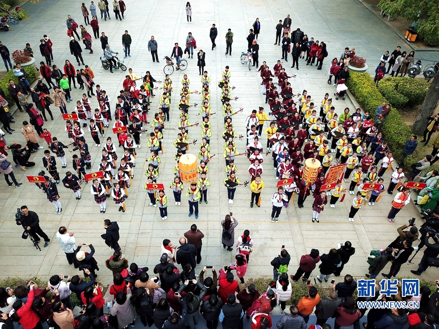 福建泉州：180名小学生演绎“南音快闪”迎新年