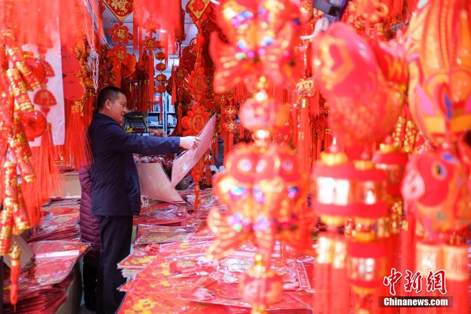 春节藏历新年临近 拉萨街头年味浓