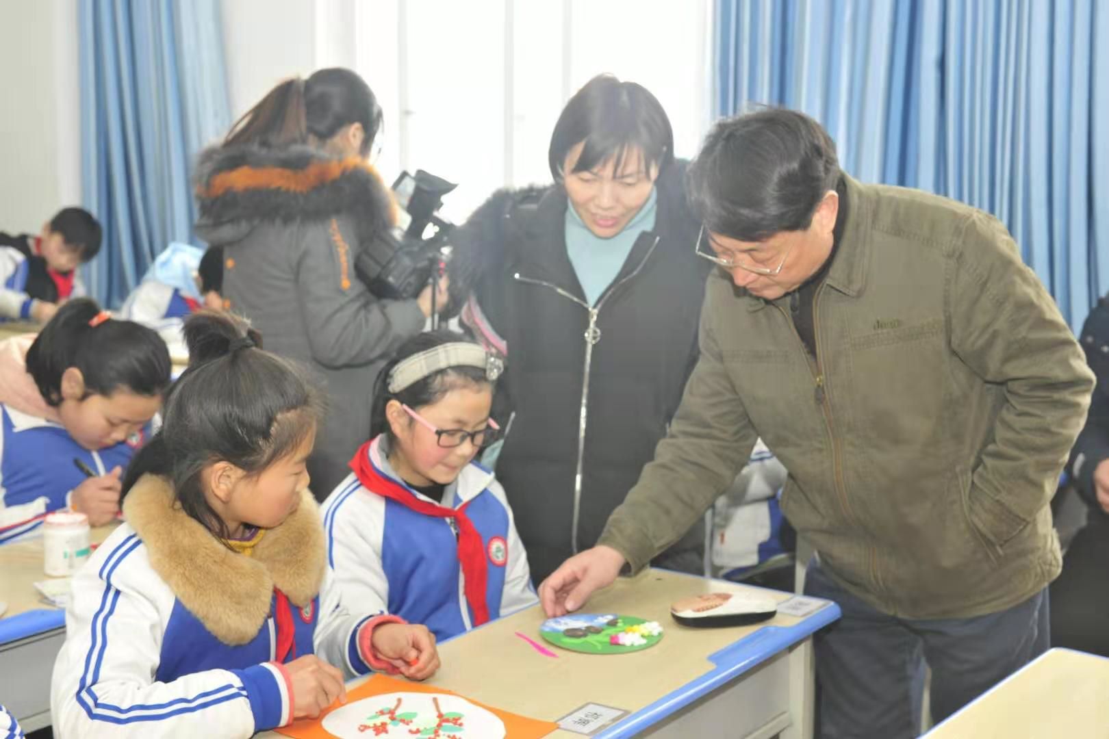 专业老师为领导介绍学生情况