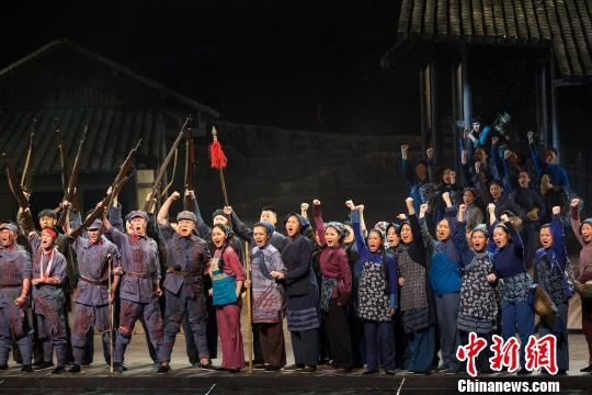 3月14日晚，由福建省文化和旅游厅出品、福建省歌舞剧院创排的民族歌剧《松毛岭之恋》在北京保利剧院精彩上演。福建省歌舞剧院供图