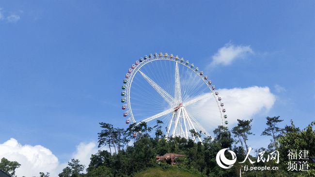 立于海拔270米山顶的“长泰之眼”巨型摩天轮，直径达88米，单圈需要18分钟。