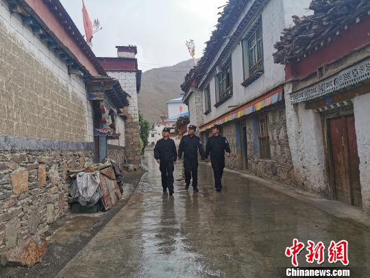 西藏错那县发生5.6级地震 边检民警进行震后排查