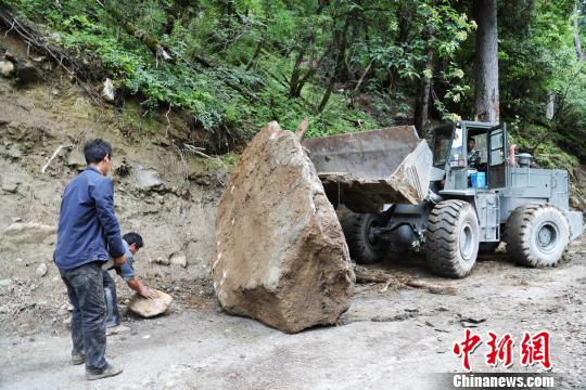 西藏波密山体滑坡阻塞交通 武警携手当地村民抢通