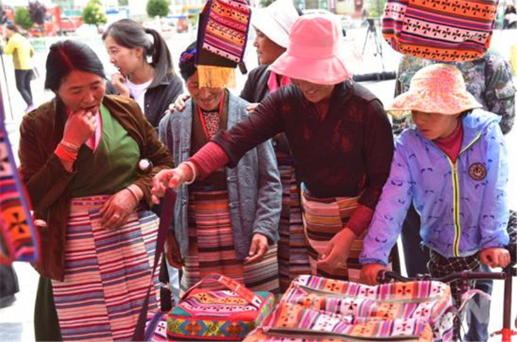 西藏加查县举办“脱贫攻坚”产业扶贫农特产品促销会