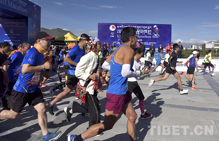 5000人奔跑地球第三极，体验拉萨半程马拉松