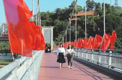  23日，福州街头、公园、商场张灯结彩，迎风招展的红旗成为福州一道最美的风景。 本报记者 游庆辉 摄