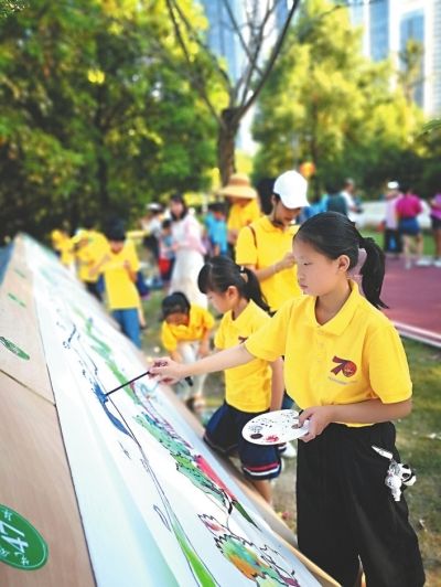 23日，宁德市“祝福祖国”城市大游园活动在南岸公园举行。图为孩子们现场描绘大美宁德。　 本报记者 李向娟 摄