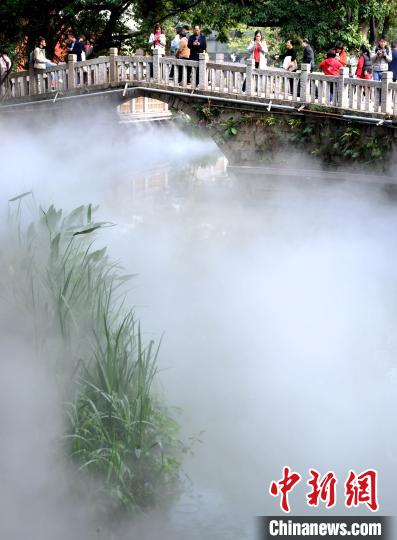 图为喷雾装置在古香古色的福州上下杭历史文化街区营造出云蒸霞蔚的缥缈意境，仿佛“人间仙境”。　张斌 摄