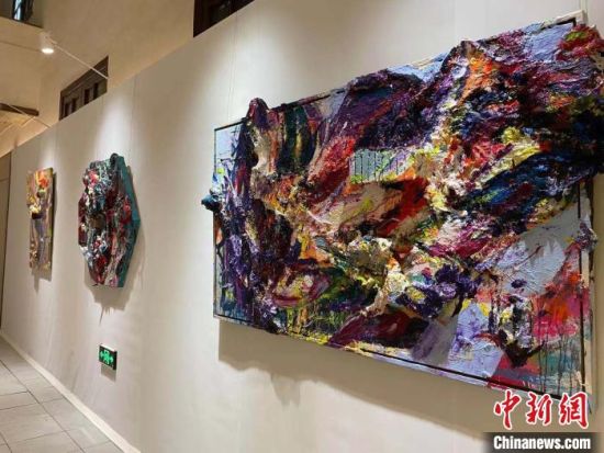 “寻山造境”烟台山文化艺术中心开馆展正在福州市仓山影剧院举行，将持续到2月29日。图为展品。　张乐 摄