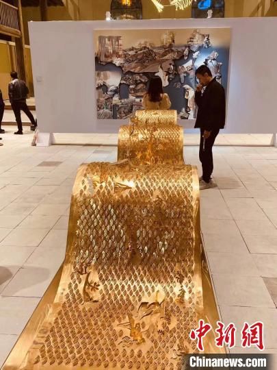 陈胄作品，通天术 昆仑木禾(局部)160x65x60cm X 3 黄铜 2018。　张乐 摄