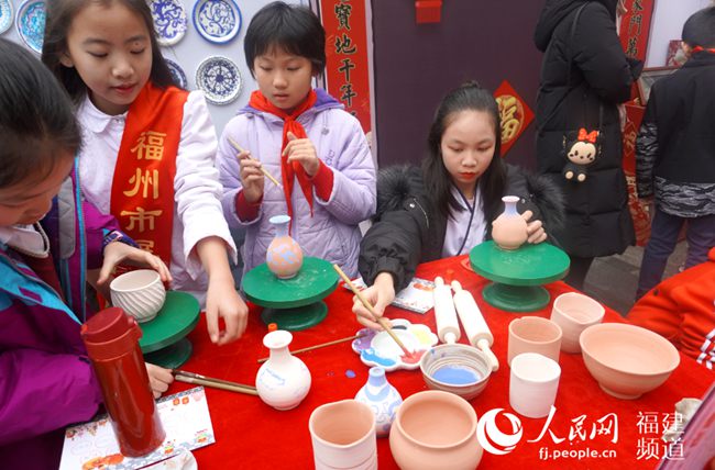 中小学生们现场体验陶艺制作。陈晓珍摄